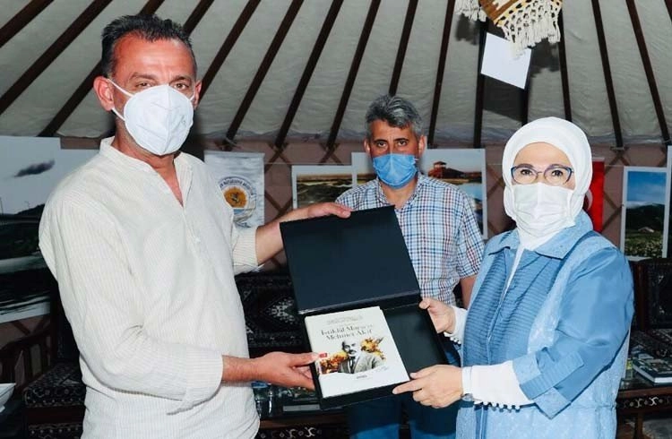 Emine Erdoğan, Ahlat'ta Samsun çadırını ziyaret etti Görseli