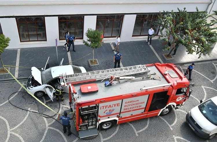 Samsun'da park halindeki otomobil alev aldı Görseli