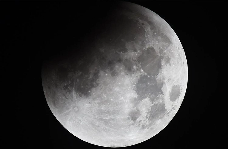 Ay küçülüyor astronotlar için tehlike büyüyor Görseli