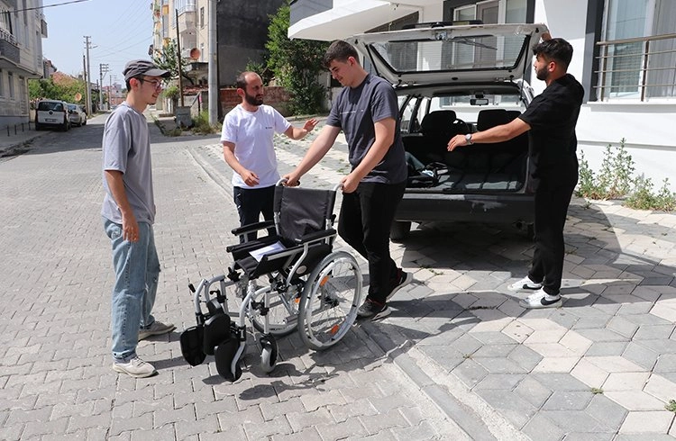 Samsun'da mavi kapak toplayan yüksekokul öğrencileri bir engelliye tekerlekli sandalye aldı Görseli