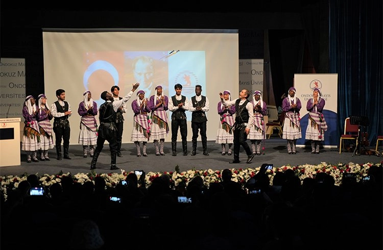 Türkçeyi öğrenen uluslararası öğrencilerden renkli mezuniyet töreni Görseli