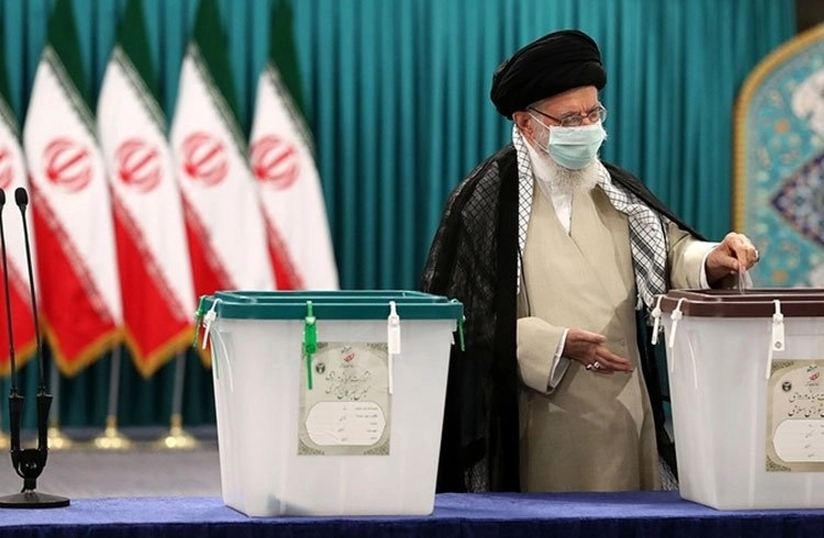 İran'da 13. Cumhurbaşkanlığı Seçimleri için oy verme işlemi başladı Görseli