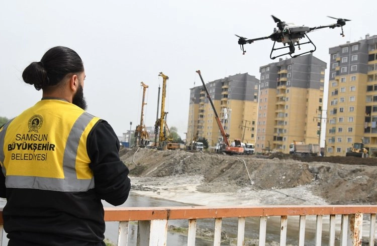 Büyükşehir’den derelerde drone ile ilaçlama çalışması Görseli