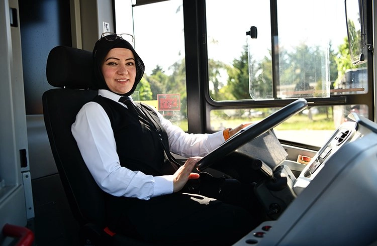 Samsun'un ilk kadın belediye otobüs şoförü Görseli