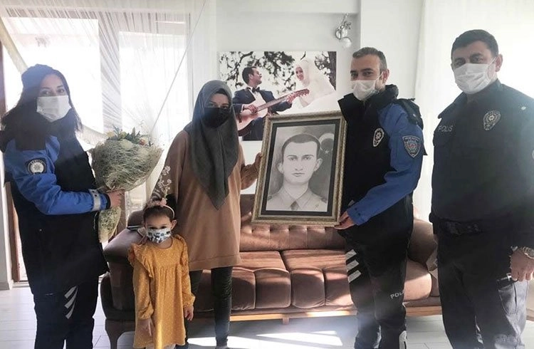 Şehit polis Atakan Arslan'ın öğretmen eşi 24 Kasım'da unutulmadı Görseli