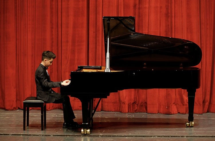 Dünya'da nadir bulunan yetenek! Genç Piyanistten Büyüleyen Resital! Görseli