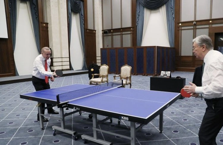 Siyasete Kısa Bir Mola! İki Lider Masa Tenisi Oynadı Görseli