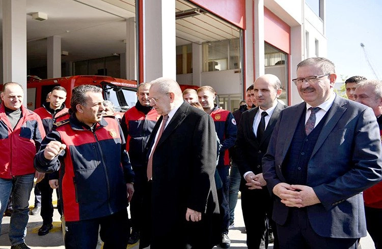 Başkan Demir, kahraman itfaiyecilerle bir araya geldi Görseli