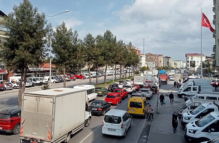 Samsun-Ordu kara yolundaki trafikte bayram yoğunluğu Görseli