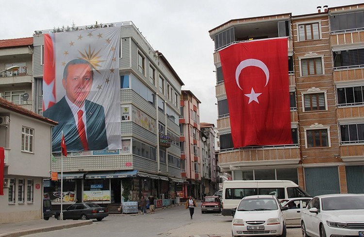 Havzalı gurbetçi, Cumhurbaşkanı Erdoğan'a sevgisini astığı dev posterle gösterdi Görseli
