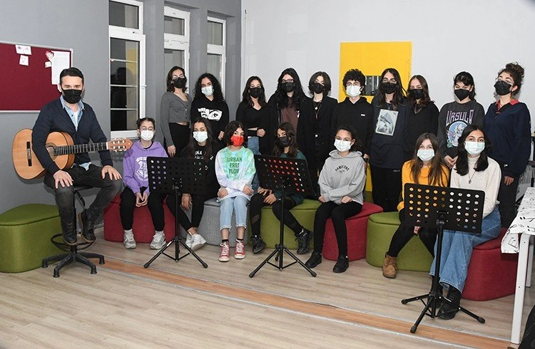 Üstün yetenekli çocuklar, 15 ayrı dilde şarkı söylüyor Görseli