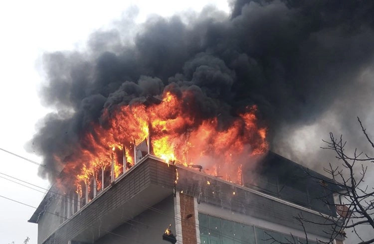 3 katlı apartmanda yangın paniği! Görseli