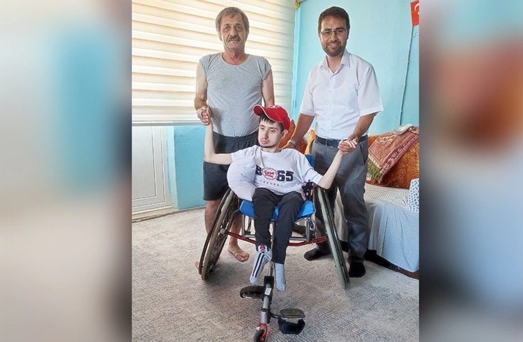 Engelli sporcuya tekerlekli sandalye hediyesi Görseli