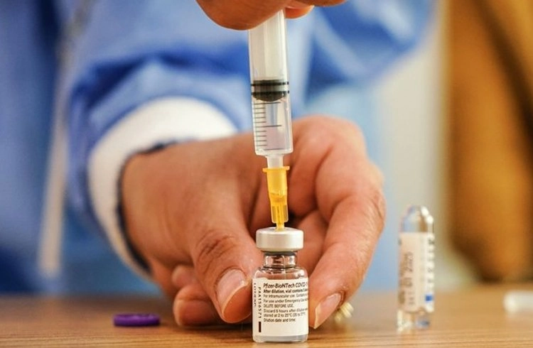 BioNTech/Pfizer Türkiye’ye 90 milyon doz aşı verecek Görseli