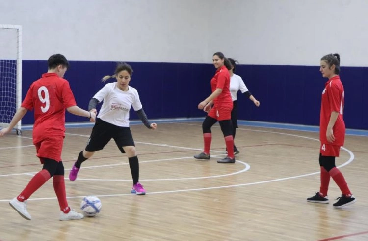 Samsun'da kadın öğretmen ve öğrenciler bağımlılığa ‘futbol’ oynayarak dikkat çekti Görseli