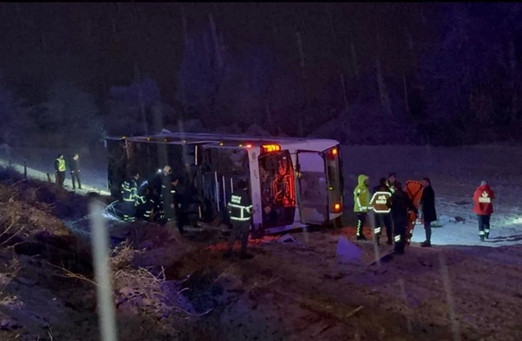 Yolcu otobüsünün devrildiği kazada ölü sayısı 6'ya yükseldi Görseli