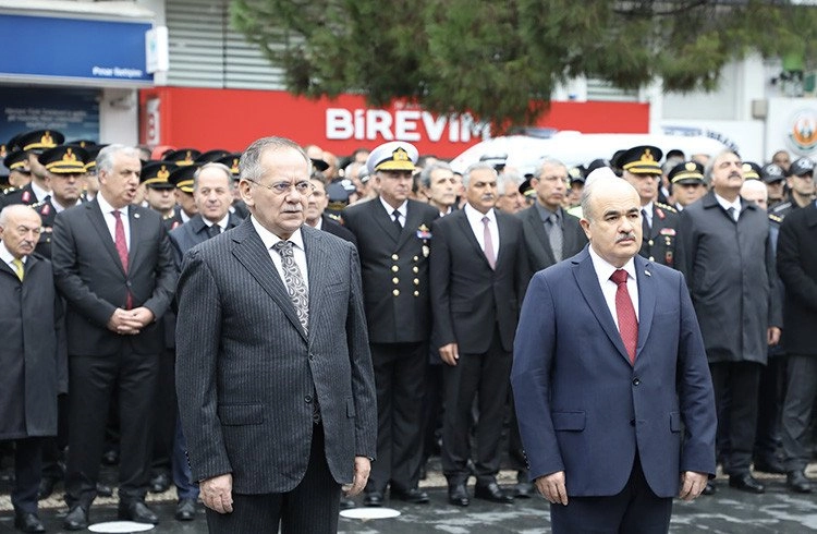 Samsun Protokolü Atatürk Anıtına Çelenk Bıraktı Görseli