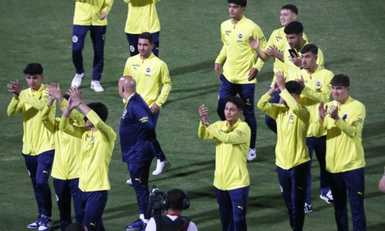 Fenerbahçe, Galatasaray karşısında sahadan çekildi Görseli