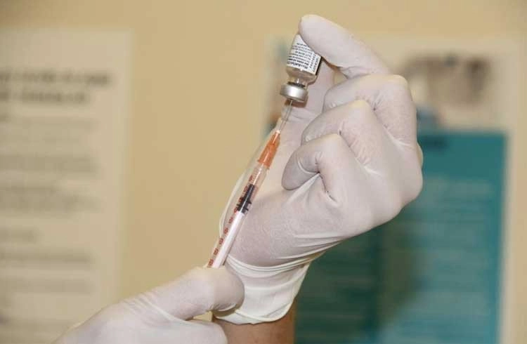 Kovid aşısı ‘Omicron’ varyantının etkisini azaltıyor Görseli