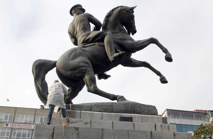 Atatürk Anıtı'na çirkin saldırı : 2 gözaltı Görseli