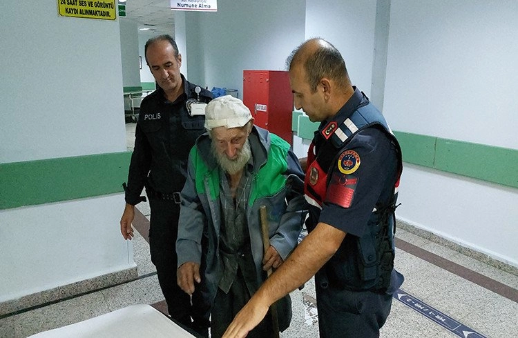 91 yaşındaki dedeye jandarma ve polis şefkati Görseli