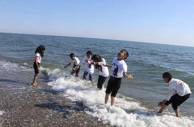 İlk Kez Deniz Gören Çocukların Mutluluğu Görseli