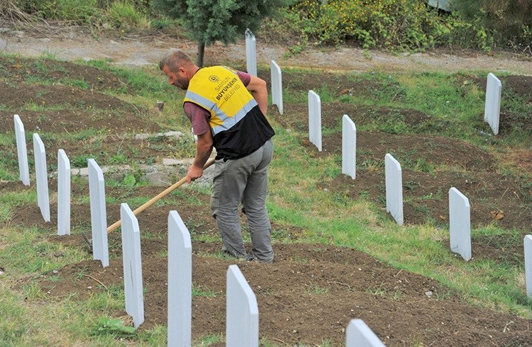 Büyükşehir 153 kimsesizin mezar taşını yaptırdı Görseli