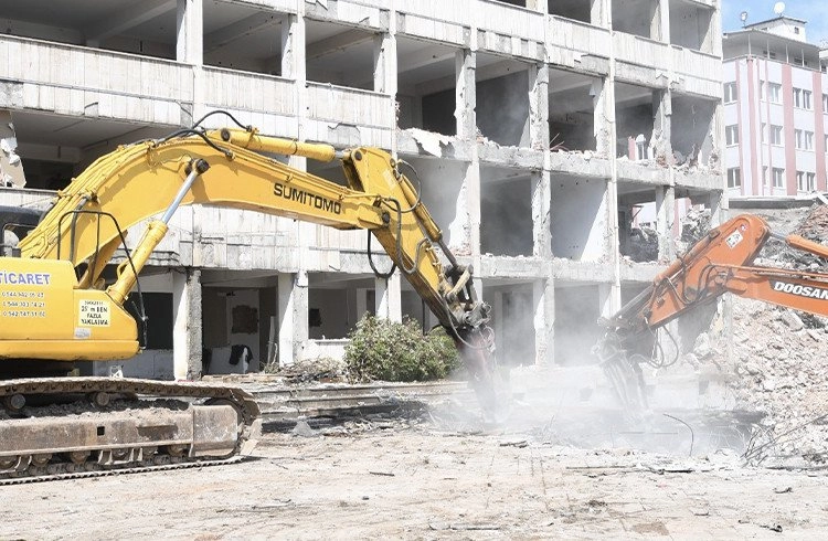 Belediye hizmet binasının yıkımı başladı Görseli