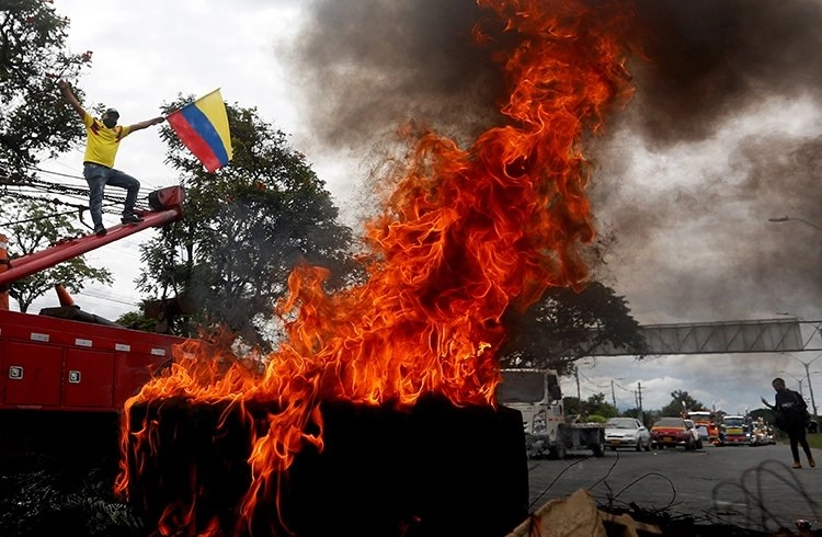 Kolombiya yanıyor Görseli