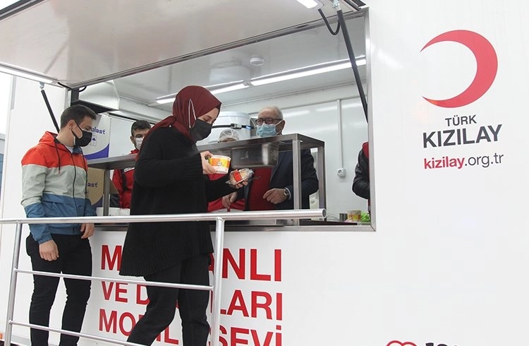 Türk Kızılay ekipleri hastane önünde iftarda çorba dağıttı Görseli