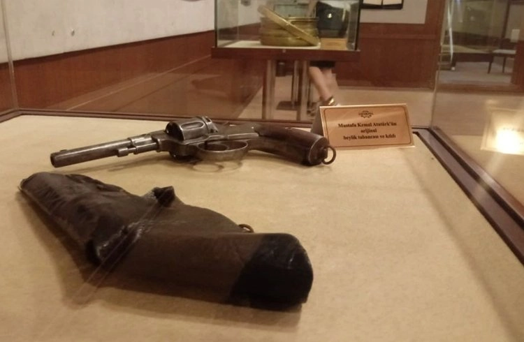Atatürk’ün 123 yıllık beylik tabancası Görseli