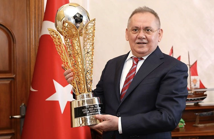 Şampiyonluk kupası Başkan Demir'de... Görseli