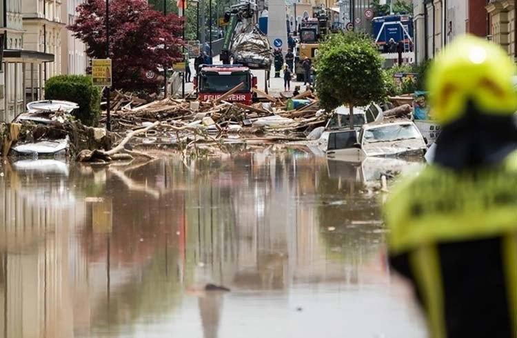 Almanya’da sel nedeniyle 6 binanın çökmesi sonucu 30 kişi aranıyor Görseli
