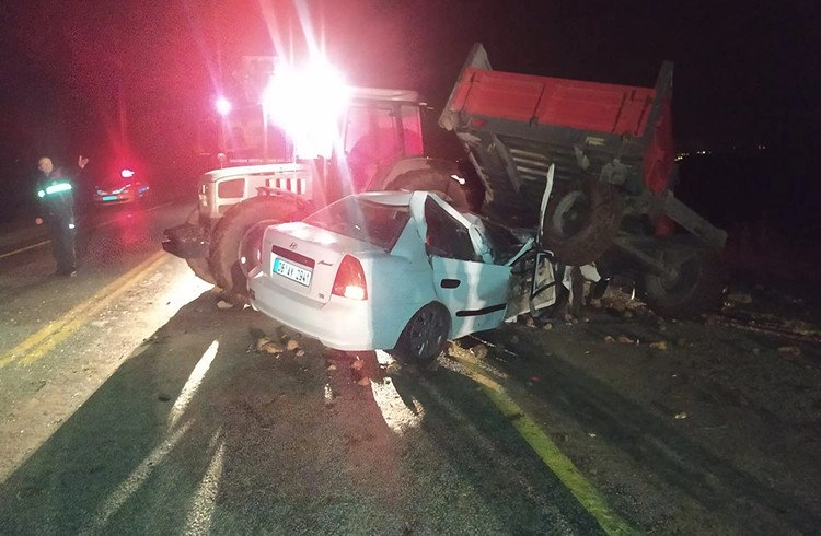 Otomobil ile traktör çarpıştı: 1 ölü, 4 yaralı Görseli