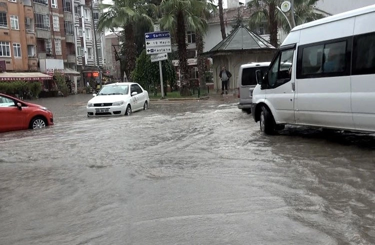 Bafra'da Şiddetli Yağmur: Caddeler Göle Döndü Görseli