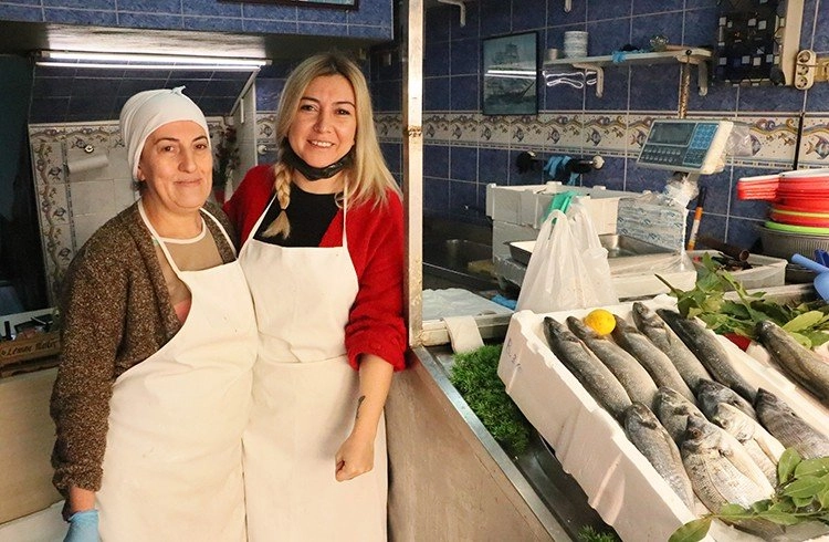 İki kadın omuz omuza balık satarak ekmeklerini çıkarıyor Görseli