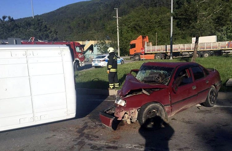 Samsun'da Feci Kaza! Minibüsle Otomobil Çarpıştı Görseli
