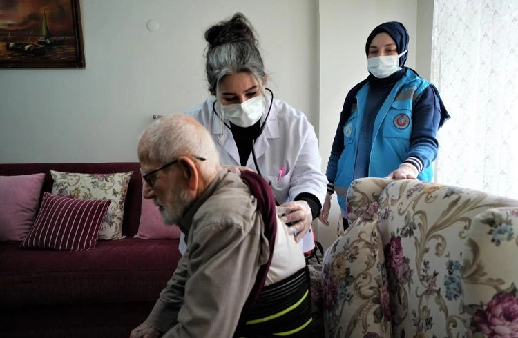9 ayda 80 yaş ve üzeri bin hastaya evde sağlık hizmeti Görseli