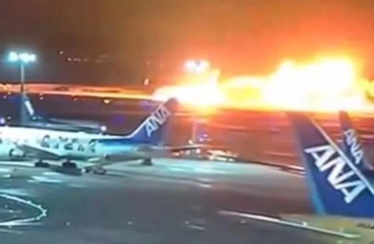 Japonya'da iki uçak pistte çarpıştı! Görseli