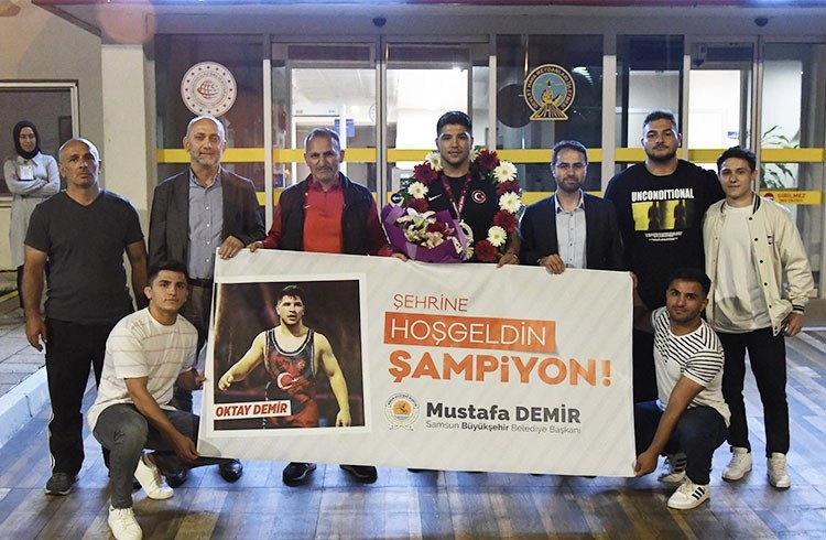 Madalya avcısı Oktay Demir'e sürpriz karşılama Görseli