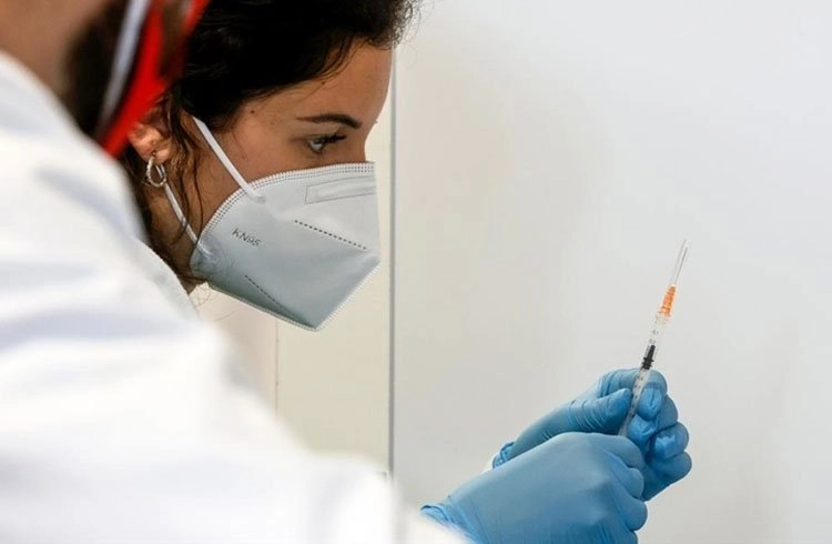 Koronavirüsle mücadelede 40 yaş ve üzerine aşı yapılmaya başlandı Görseli