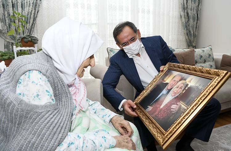 Başkan Demir, Sariye nineyi evinde ziyaret etti Görseli