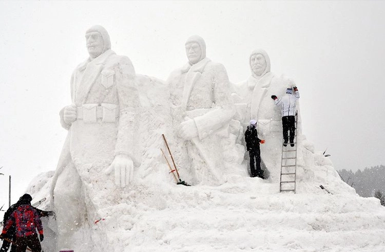 Sarıkamış şehitlerinin kardan heykelleri tamamlandı Görseli