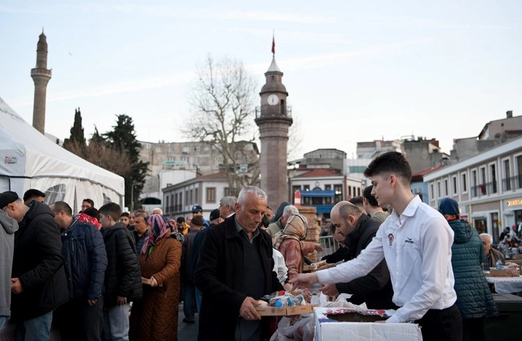 Büyükşehir’in iftar sofrası Samsunluları bir araya getiriyor Görseli