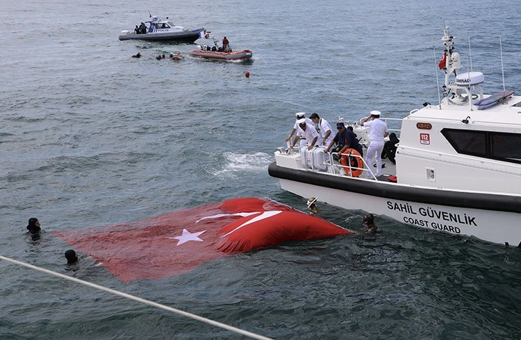 Batık Gemiye Dalış Yapıp Türk Bayrağı Açtılar Görseli