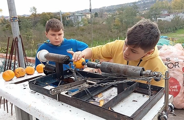 İki kardeş, ailesinin işini kolaylaştırmak için hurma soyma makinesi yaptı Görseli