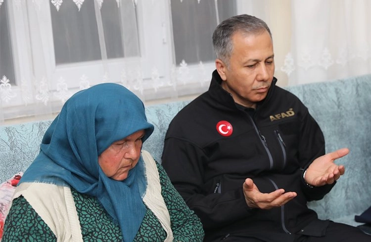 Bakan Yerlikaya'dan Samsun’da selde hayatını kaybeden vatandaşın ailesine taziye ziyareti Görseli