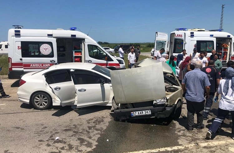Alaçam'da kaza: 1'i ağır 9 yaralı Görseli