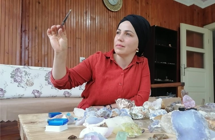 Türkiye’de değerli taş kesimi yapan 3 kadından birisi Görseli