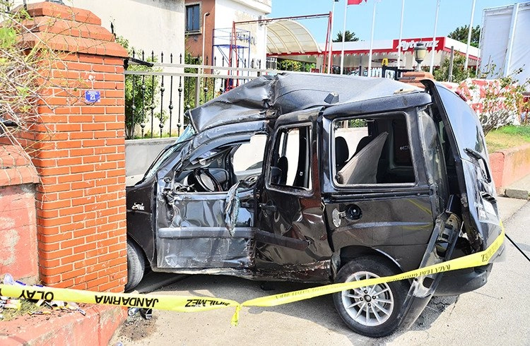 Hafif ticari araç evin duvarına çarptı: 1 ölü Görseli